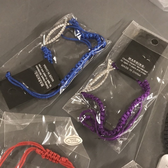 Lot of Costume Jewelry- bracelets - Picture 11 of 12